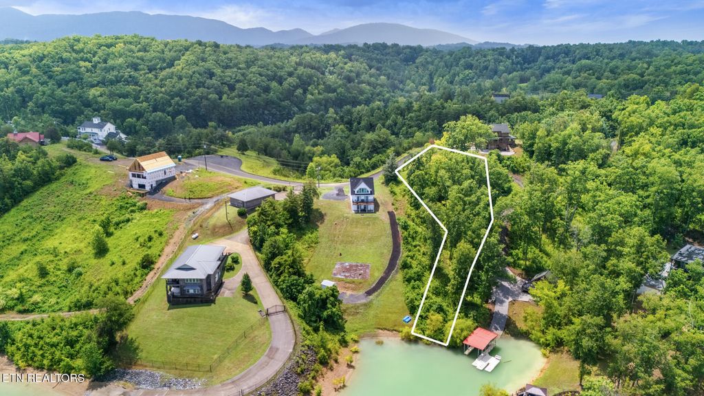 Photo of 5 Harbor Point Drive, Sevierville, TN 37876 (MLS # 1333569)