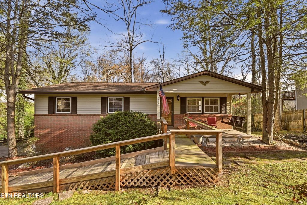 Photo of 427 Sherwood Estates Circle, Clinton, TN 37716 (MLS # 1333634)