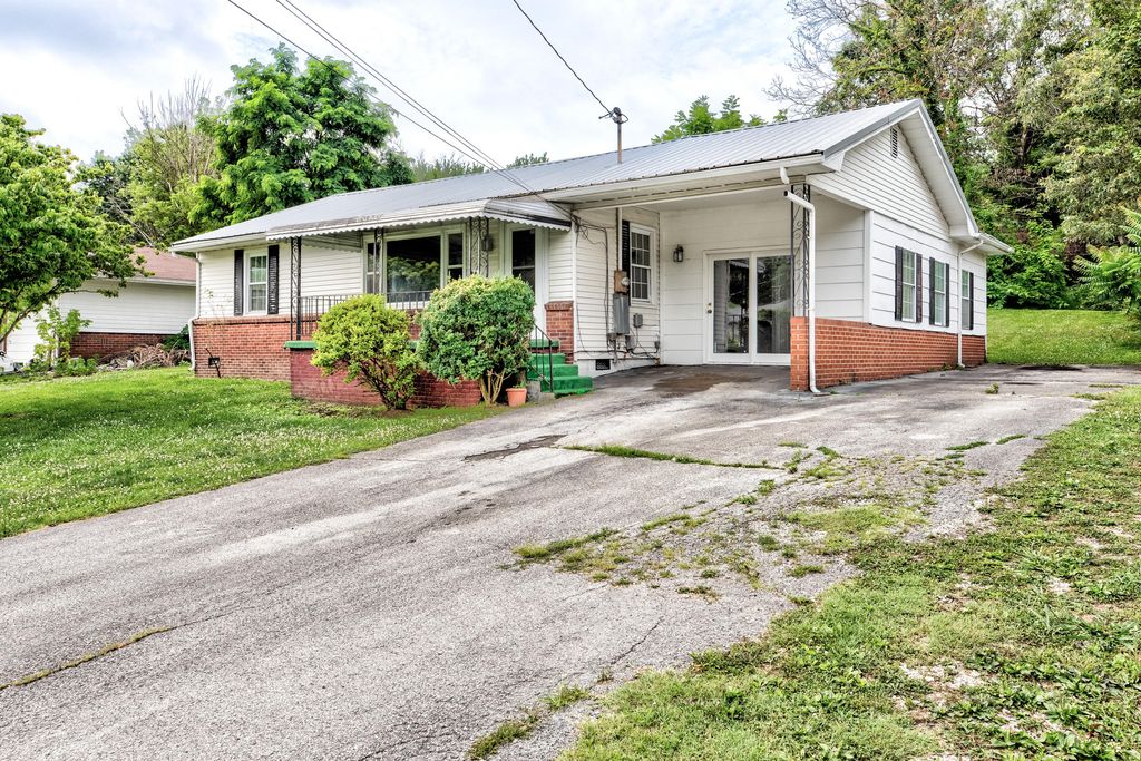 Photo of 606 S 13th St, LaFollette, TN 37766 (MLS # 1341588)