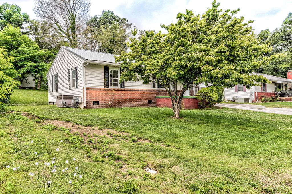 Photo of 606 S 13th St, LaFollette, TN 37766 (MLS # 1341588)
