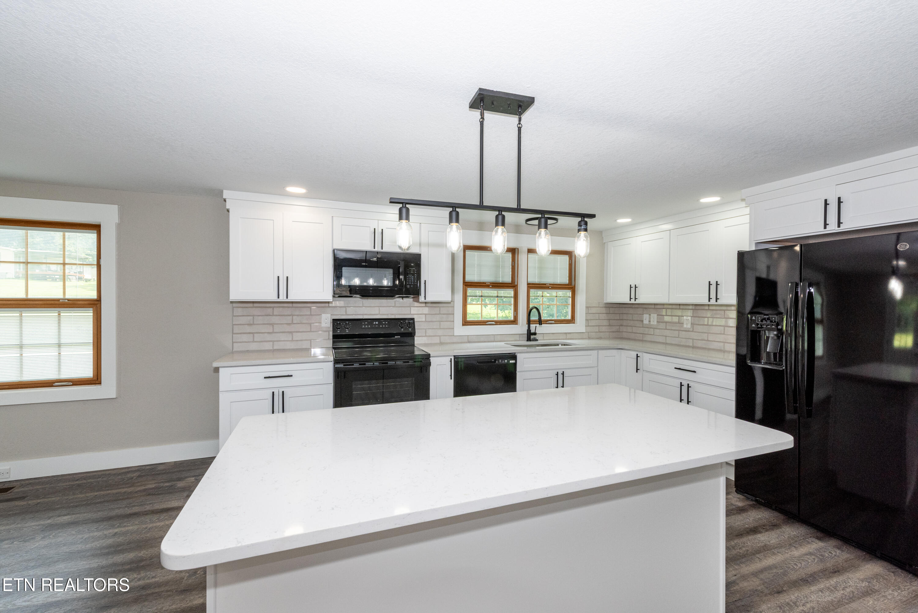 957 W Hunt Rd