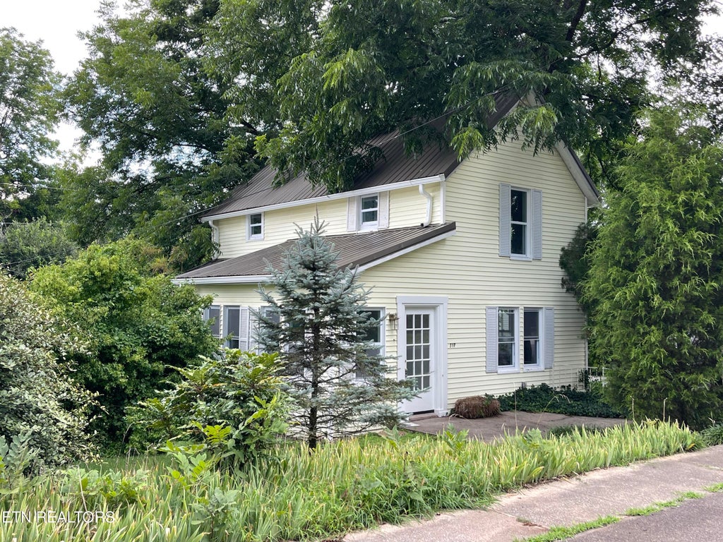 Photo of 317 Lynn Ave, Athens, TN 37303 (MLS # 1349114)