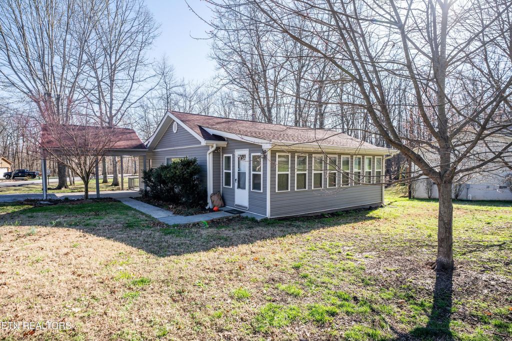 Photo of 352 Lakeview Drive, Crossville, TN 38558 (MLS # 1324871)