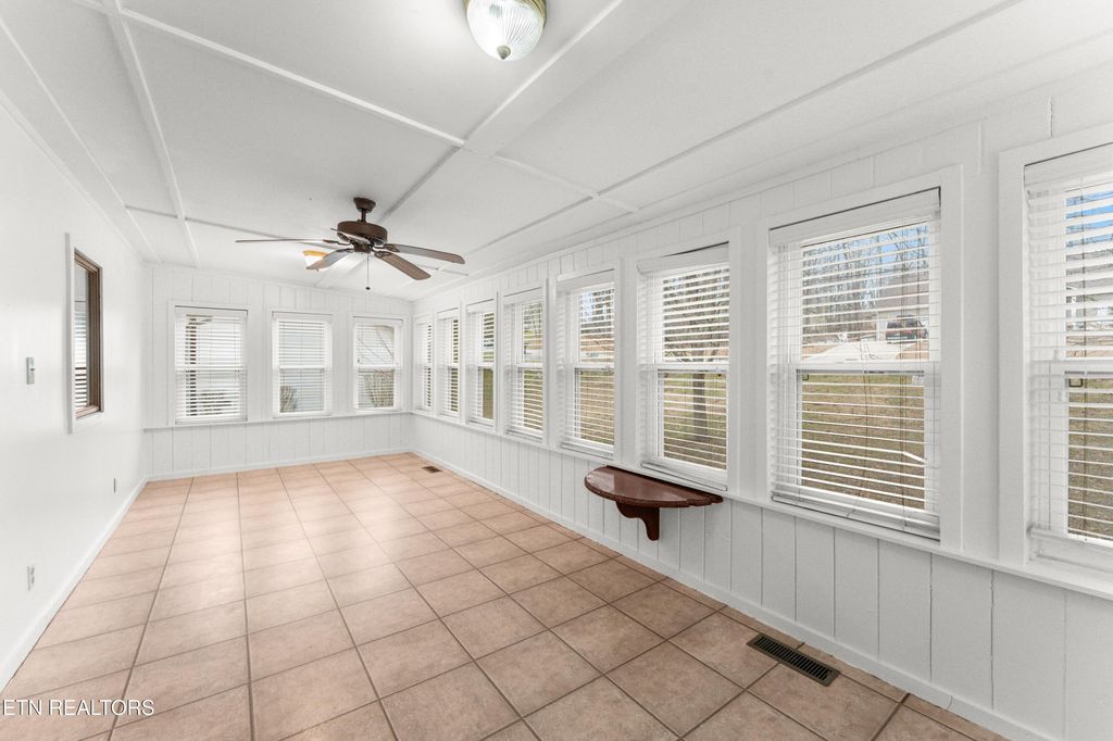 Photo of 352 Lakeview Drive, Crossville, TN 38558 (MLS # 1324871)