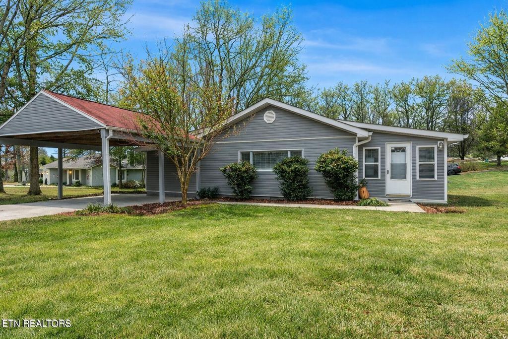 Photo of 352 Lakeview Drive, Crossville, TN 38558 (MLS # 1324871)