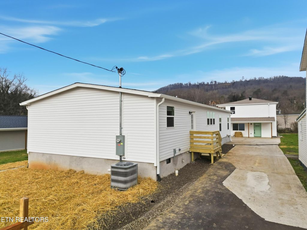 Photo of 729 Siluria St, Harriman, TN 37748 (MLS # 1323643)