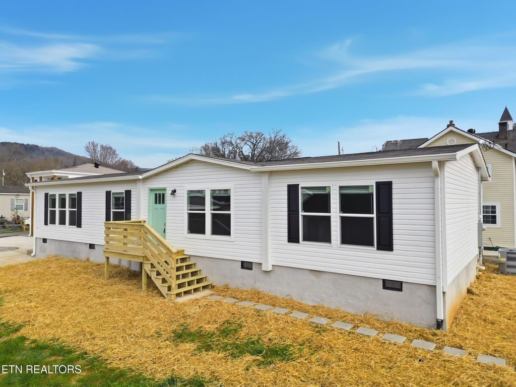 Photo of 729 Siluria St, Harriman, TN 37748 (MLS # 1323643)