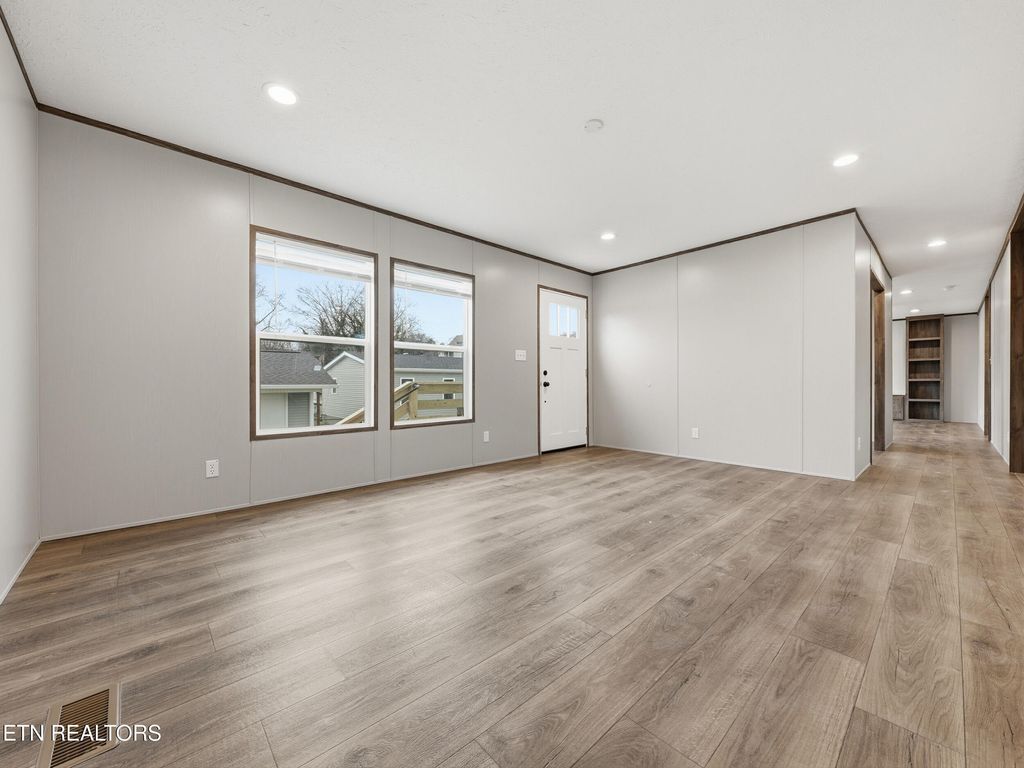 Photo of 729 Siluria St, Harriman, TN 37748 (MLS # 1323643)