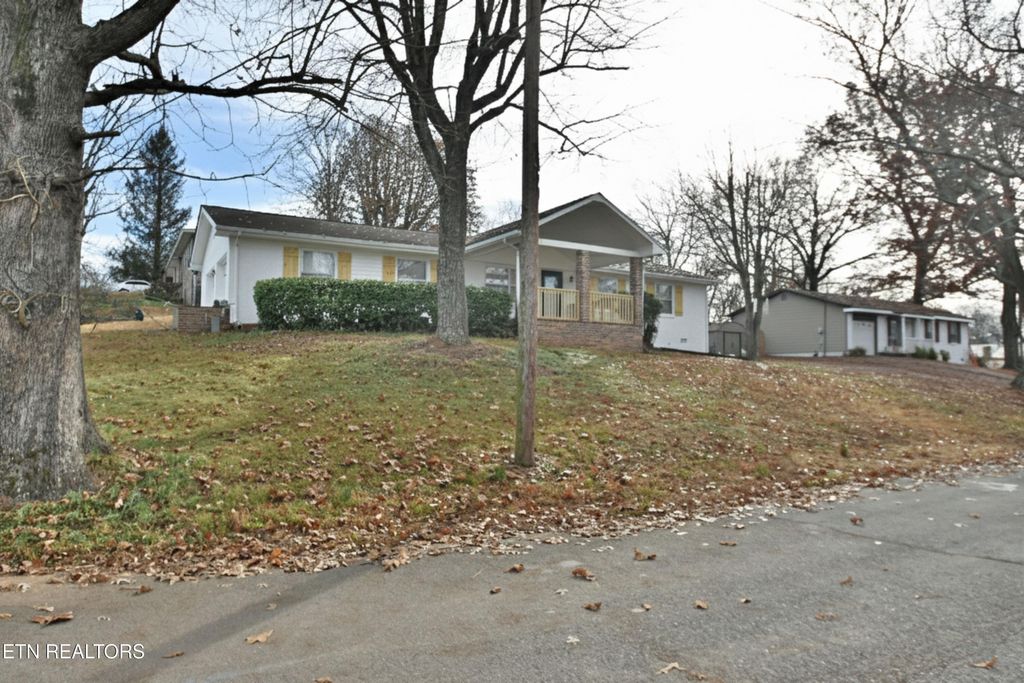 Photo of 929 Highland Ave, Loudon, TN 37774 (MLS # 1322906)
