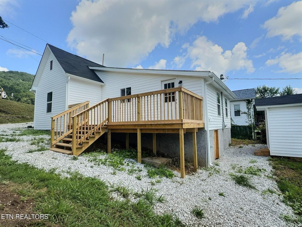 Photo of 608 E Walden St, LaFollette, TN 37766 (MLS # 1309549)