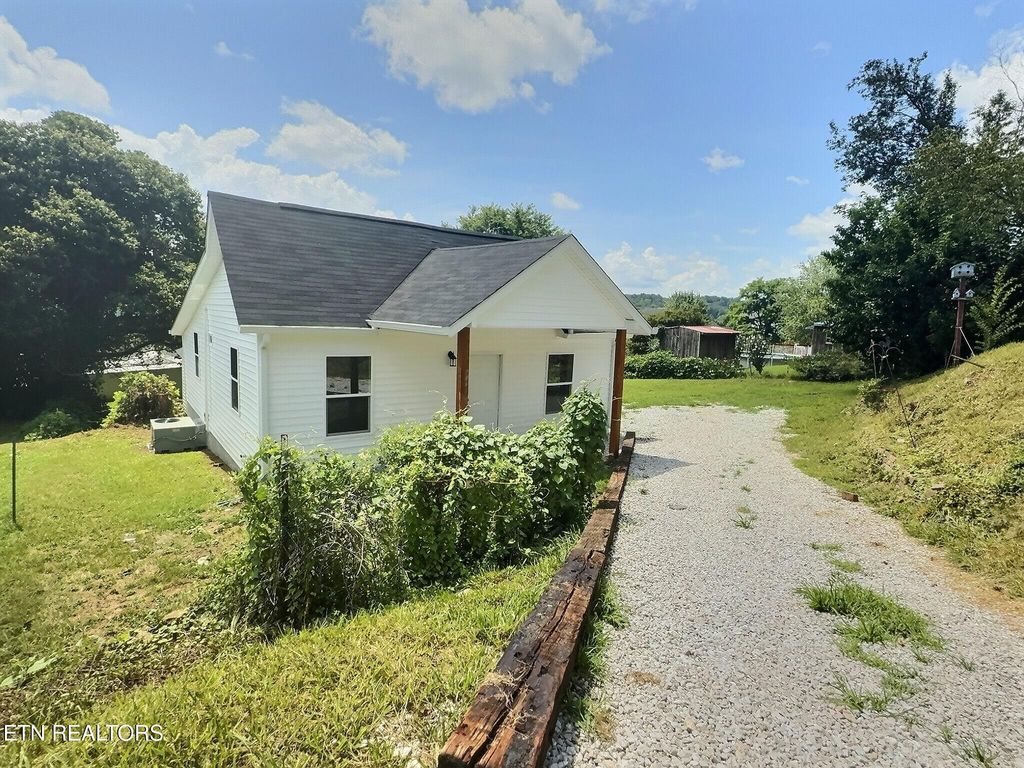 Photo of 608 E Walden St, LaFollette, TN 37766 (MLS # 1309549)
