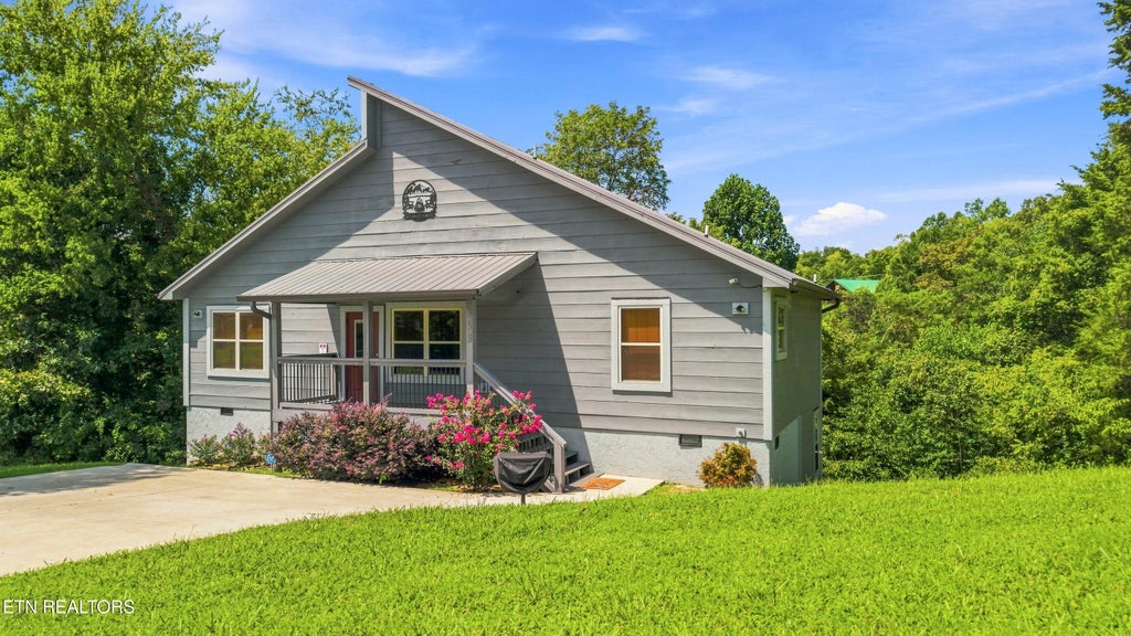 Photo of 353 Oak Lake Drive, Sevierville, TN 37876 (MLS # 1353191)