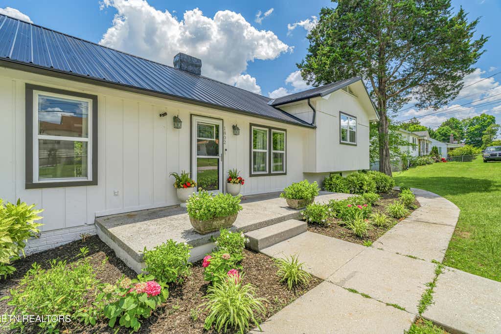 Photo of 1802 Charles Drive, Knoxville, TN 37918 (MLS # 1343547)