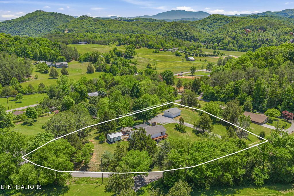 Photo of 1732 Ed Huff Circle, Sevierville, TN 37876 (MLS # 1340359)