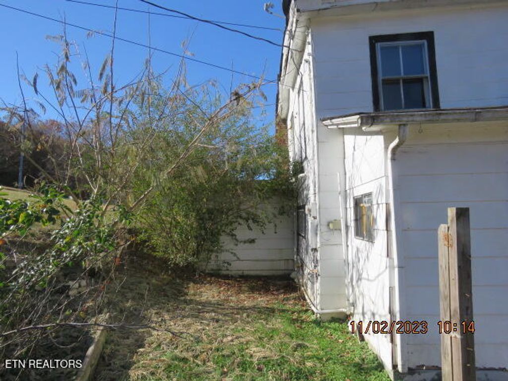 Photo of 302 East St, Oliver Springs, TN 37840 (MLS # 1286552)