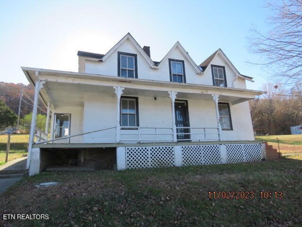 Photo of 302 East St, Oliver Springs, TN 37840 (MLS # 1286552)