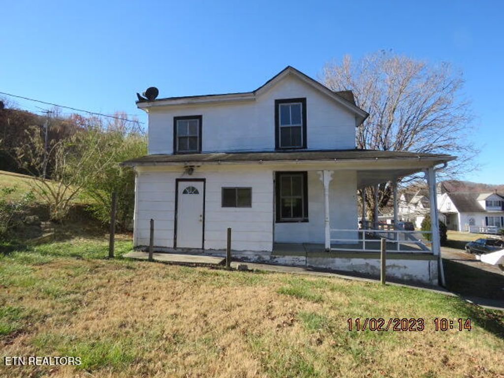 Photo of 302 East St, Oliver Springs, TN 37840 (MLS # 1286552)