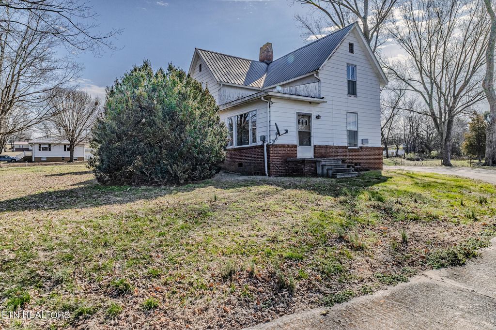 Photo of 1006 Sweetwater Vonore Road Rd, Sweetwater, TN 37874 (MLS # 1292265)
