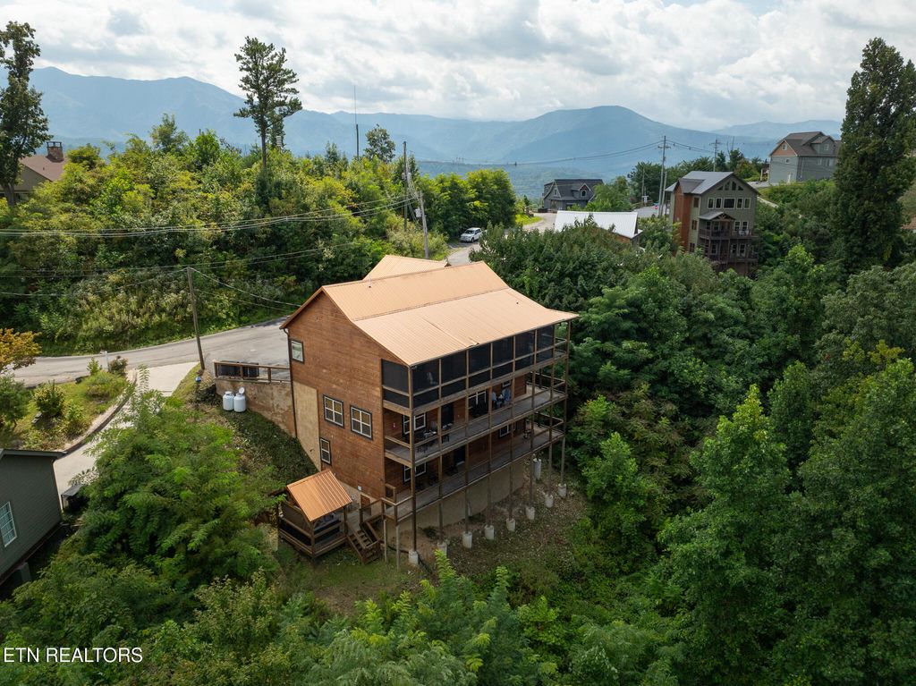 Photo of 1072 Village Loop Rd, Gatlinburg, TN 37738 (MLS # 1314804)