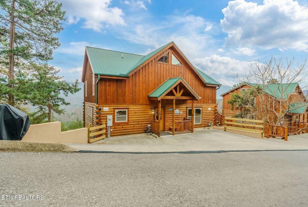 Photo of 4831 Highland Place Way, Pigeon Forge, TN 37863 (MLS # 1334635)