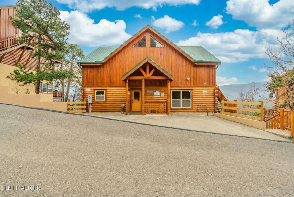 Photo of 4831 Highland Place Way, Pigeon Forge, TN 37863 (MLS # 1334635)