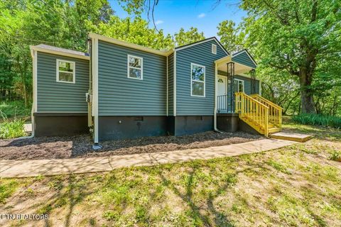 Photo of 210 Clark Ave, Harriman, TN 37748 (MLS # 1342788)