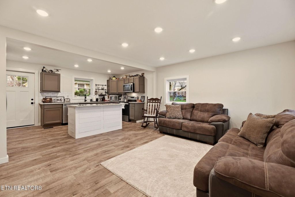 Photo of 110 Parma Rd, Oak Ridge, TN 37830 (MLS # 1331344)