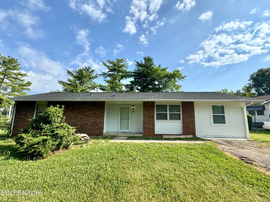 Photo of 1617 Henrietta Ave Ave, Knoxville, TN 37915 (MLS # 1354012)