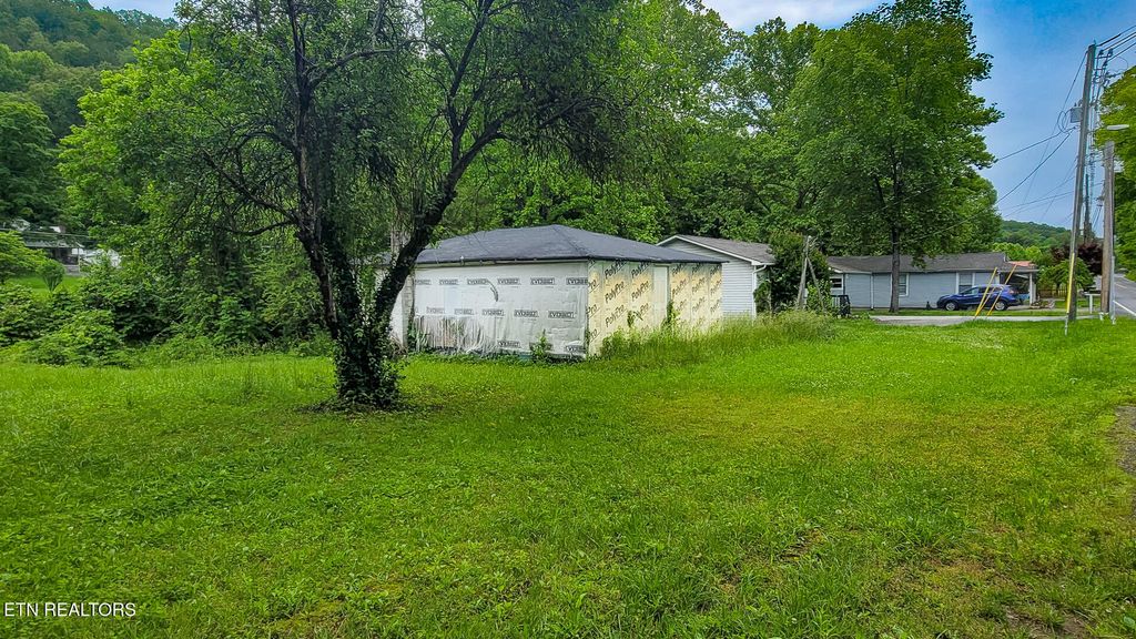 Photo of 210 E Spring St, Oliver Springs, TN 37840 (MLS # 1301968)