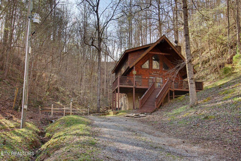 Photo of 2244 Valley Mountain Way, Sevierville, TN 37862 (MLS # 1334061)