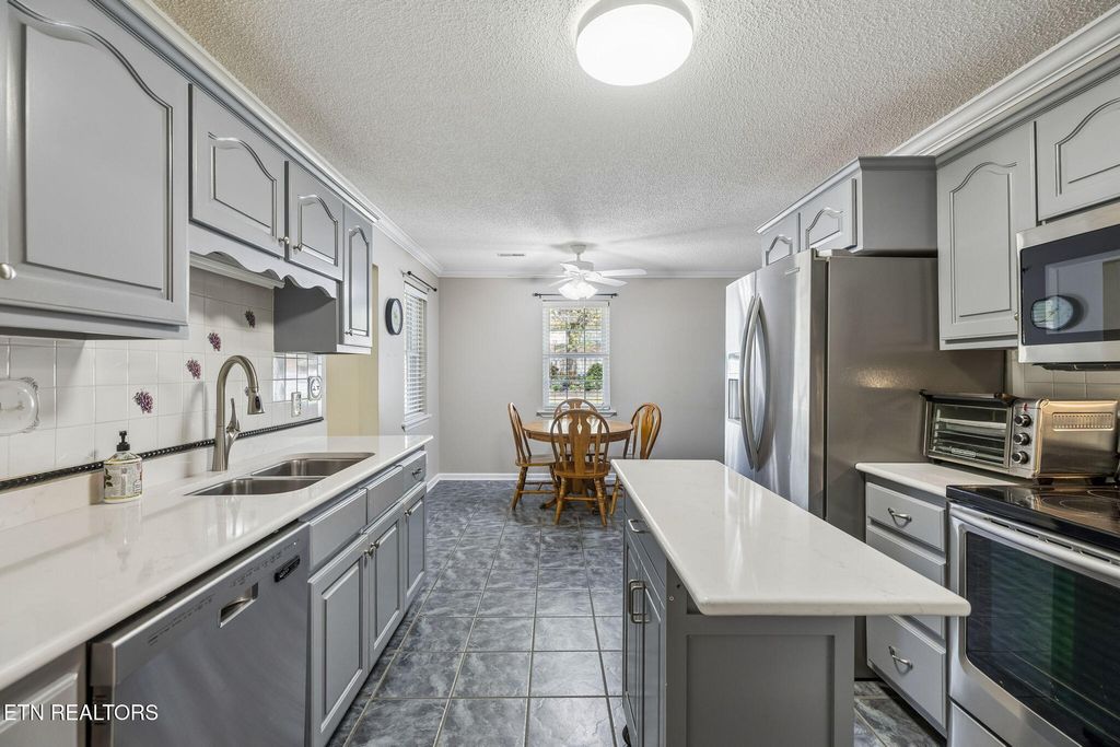 Photo of 124 Oakview Drive, Kingston, TN 37763 (MLS # 1333786)