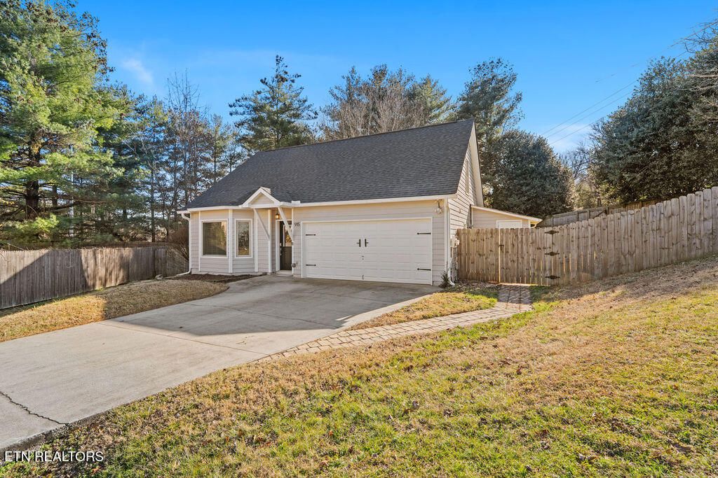 Photo of 915 Claybrook Court, Knoxville, TN 37923 (MLS # 1329136)
