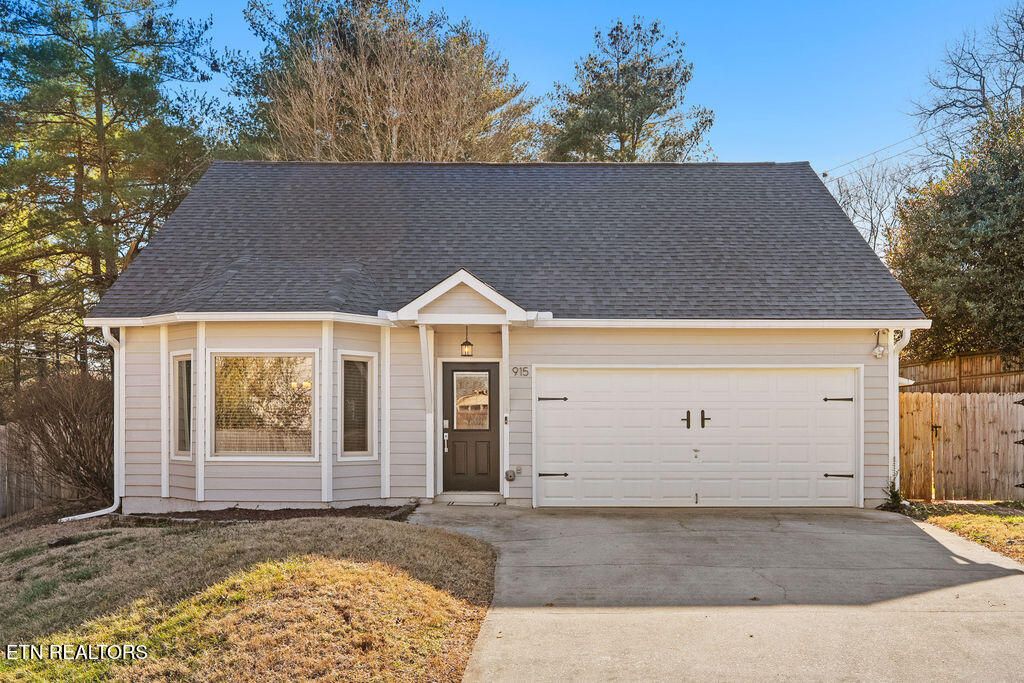 Photo of 915 Claybrook Court, Knoxville, TN 37923 (MLS # 1329136)