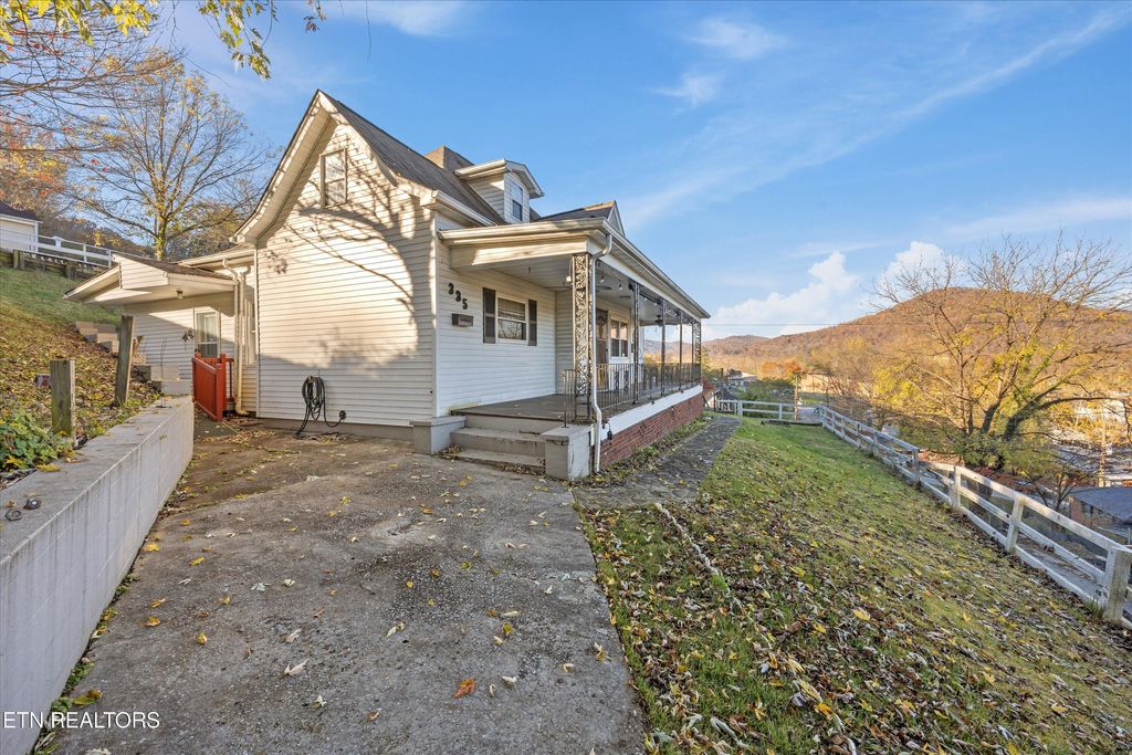 Photo of 335 High Street St, Jellico, TN 37762 (MLS # 1321295)