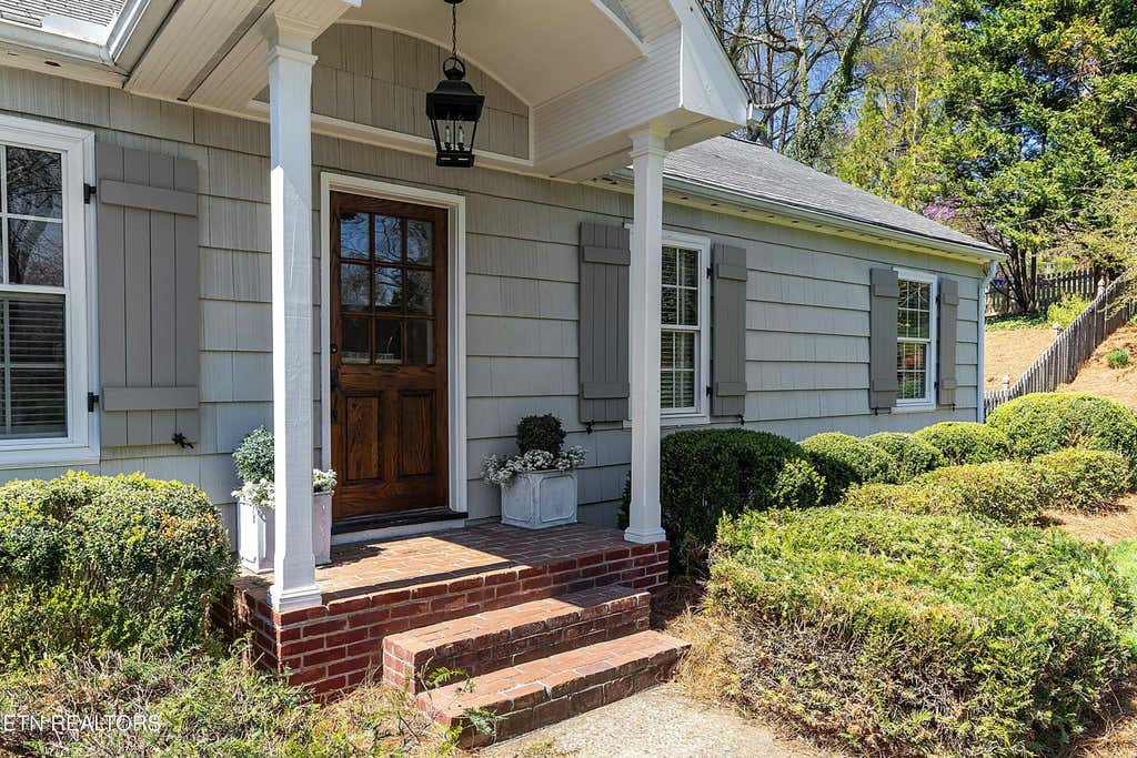Photo of 1007 SW Southgate Rd, Knoxville, TN 37919 (MLS # 1295132)