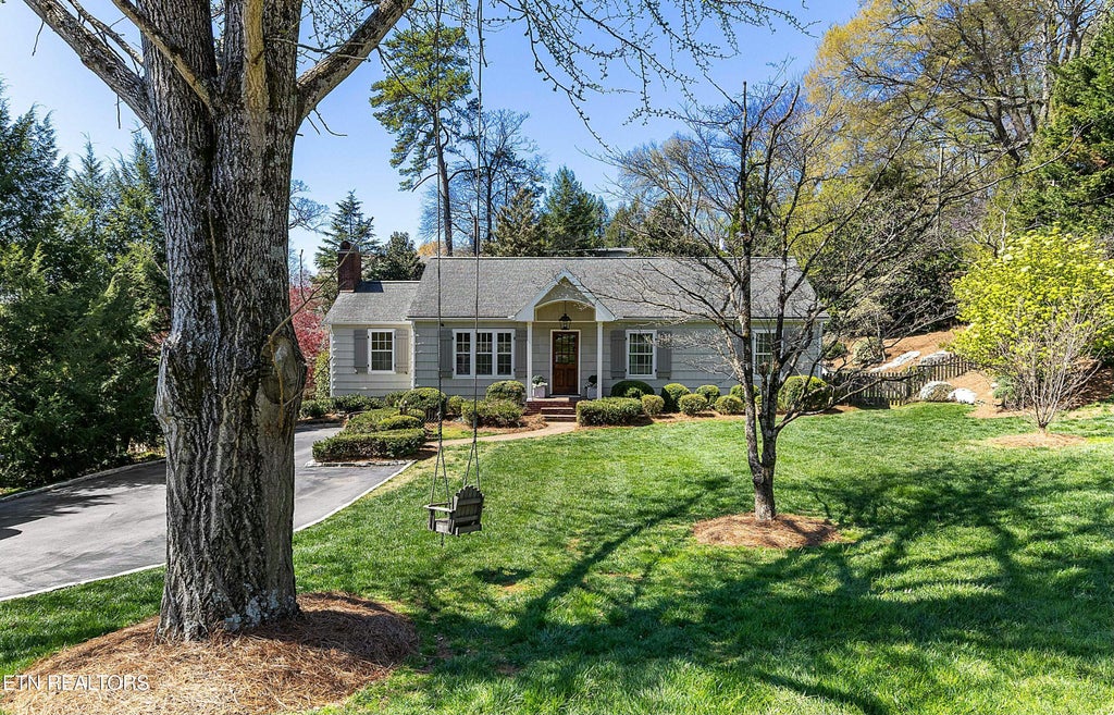 Photo of 1007 SW Southgate Rd, Knoxville, TN 37919 (MLS # 1295132)