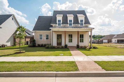 Photo of 2155 N GREENBRIER LAKES BLVD, Piperton, TN 38017 (MLS # 10196179)