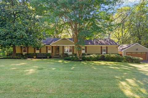 Photo of 1220 E IRVIN DR, Memphis, TN 38119 (MLS # 10222236)