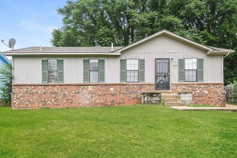 Photo of 5003 DENEEN DR, Memphis, TN 38109 (MLS # 10211648)