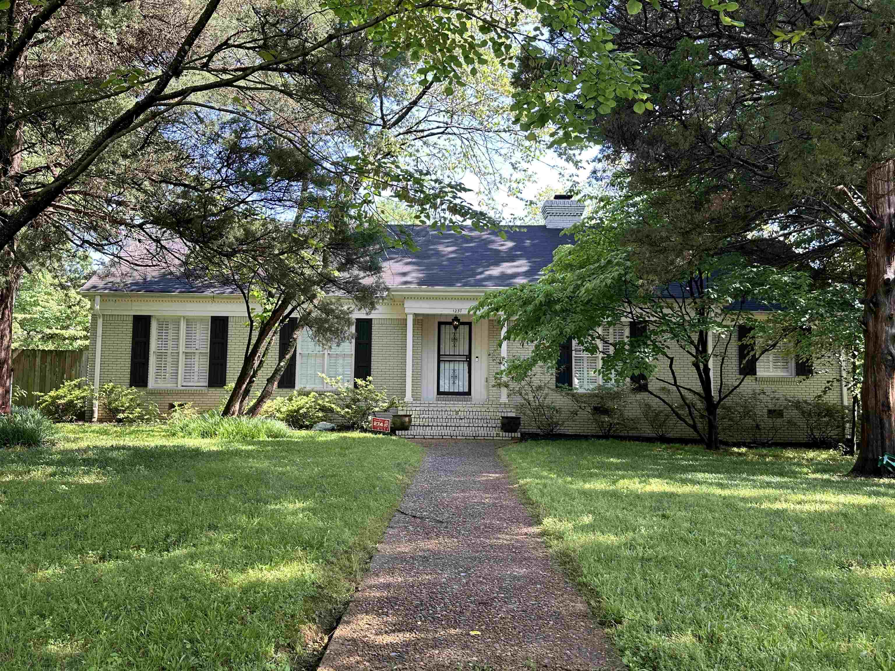 Photo 1 of 32 — 1237 W YORKSHIRE CV, Memphis, TN 38119