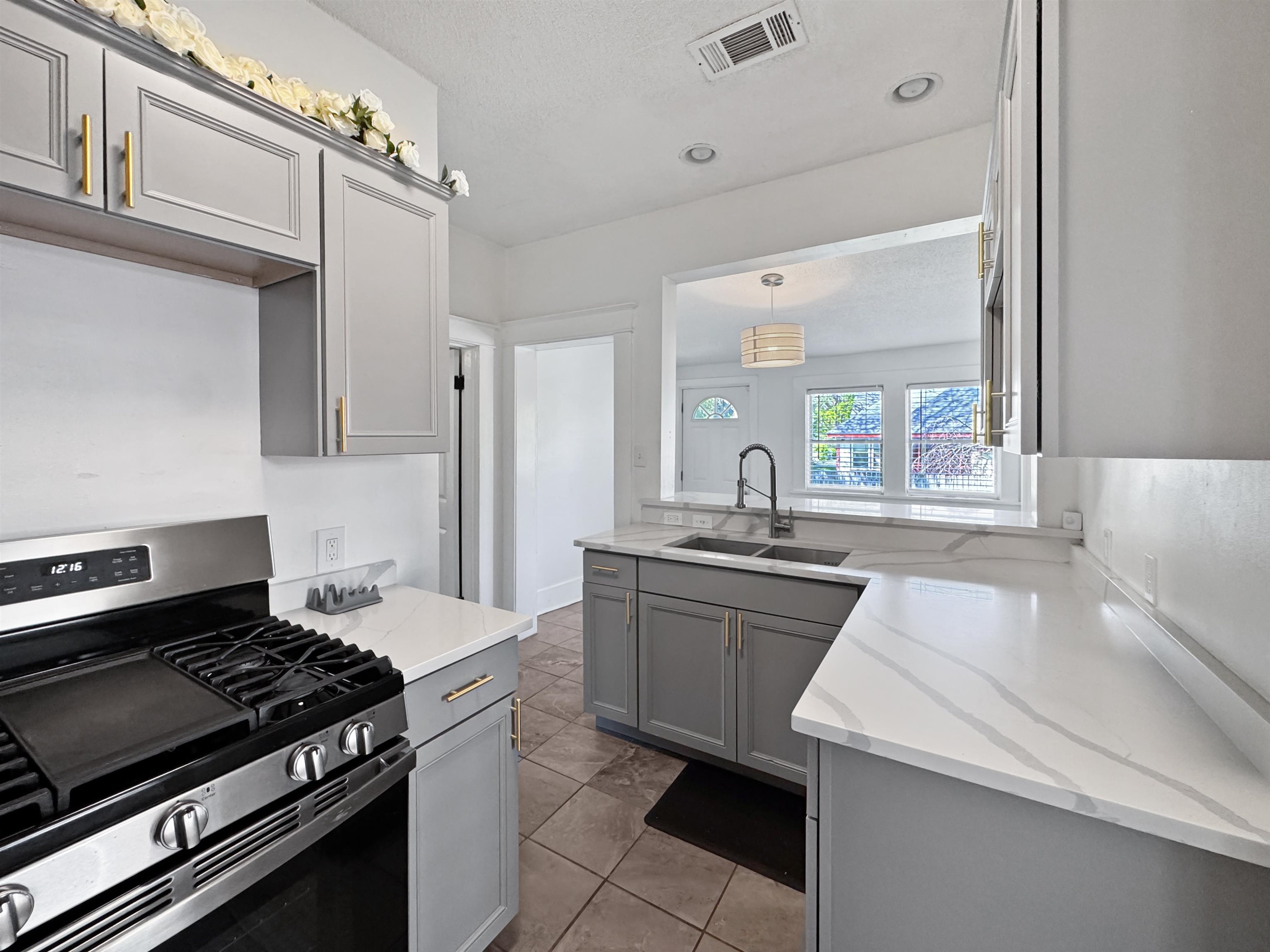 Memphis, Tennessee 38107, United States, 2 Bedrooms Bedrooms, ,1 BathroomBathrooms,Residential,Pending,109562