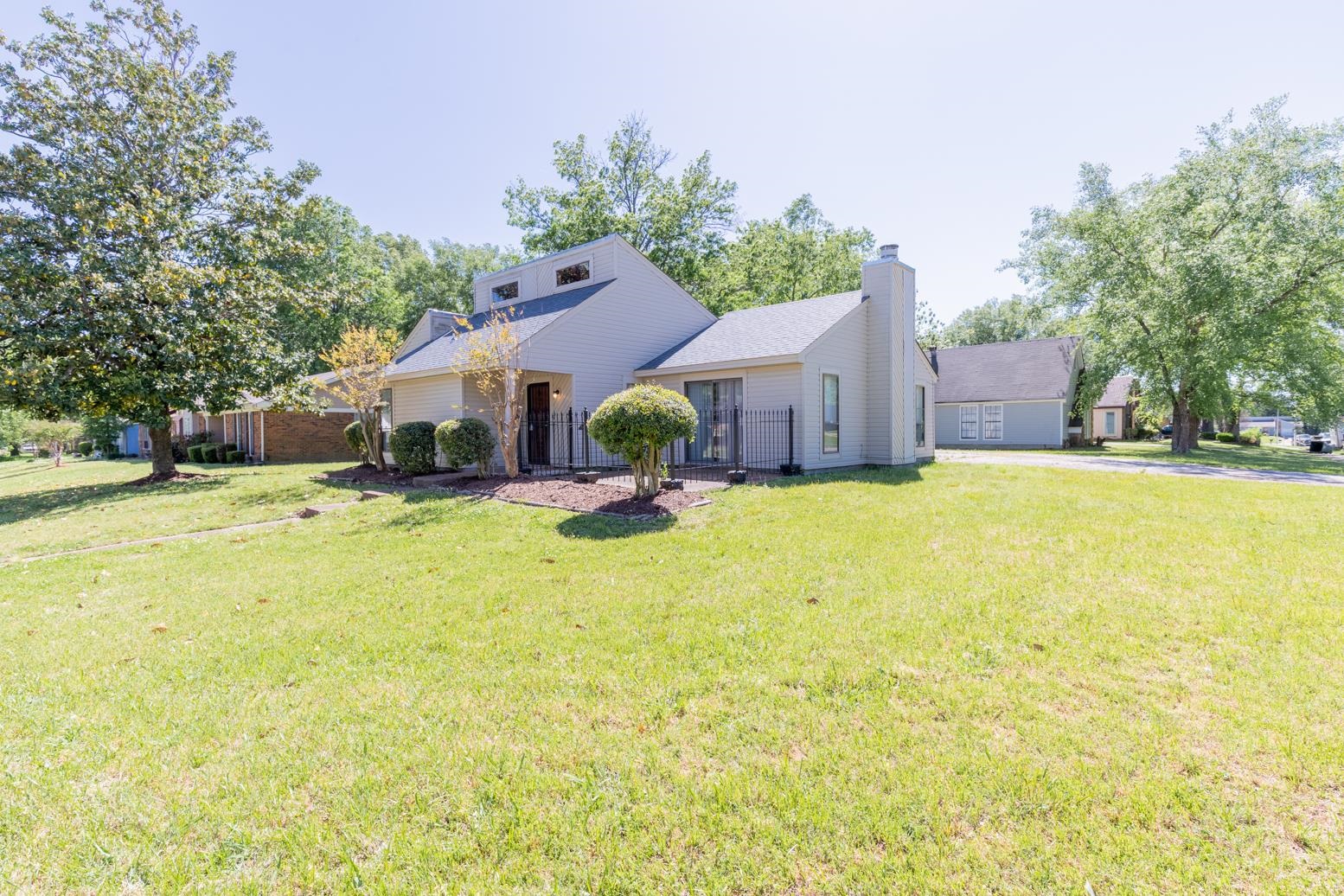 Photo 2 of 20 of 4555 KNOTTY OAKS DR house