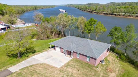 Photo of 650 W PILLOW ST, Clifton, TN 38425 (MLS # 10224628)