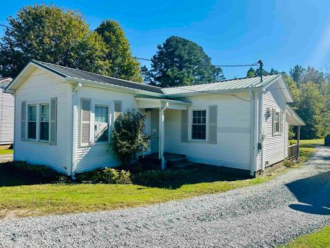 Photo of 869 E POPLAR AVE, Selmer, TN 38375 (MLS # 10208540)