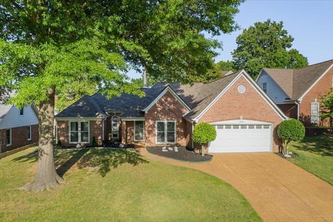 Photo of 2626 S TWISTED OAK CV, Memphis, TN 38016 (MLS # 10221770)