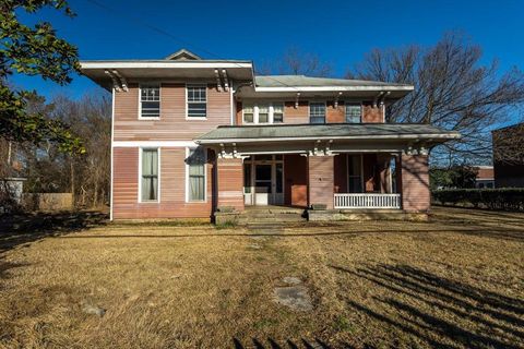 Photo of 195 N WALTHALL ST, Holly Springs, MS 38635 (MLS # 10215737)