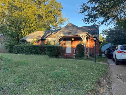 Photo of 814 COLONIAL RD, Memphis, TN 38117 (MLS # 10211641)