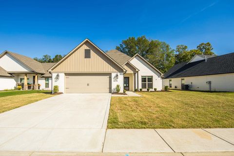 Photo of 18 KINGSTON CREEK DR, Jackson, TN 38305 (MLS # 10207235)