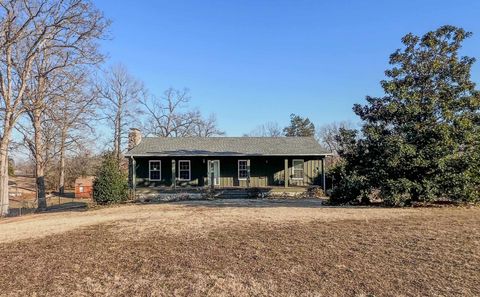 Photo of 370 SERENITY DR, Savannah, TN 38372 (MLS # 10214285)