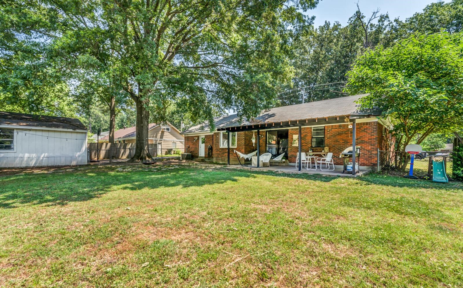Photo 19 of 25 of 4041 OAK RD house
